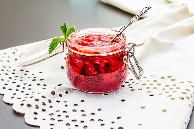 Marmellata di fragole in un barattolo di vetro.