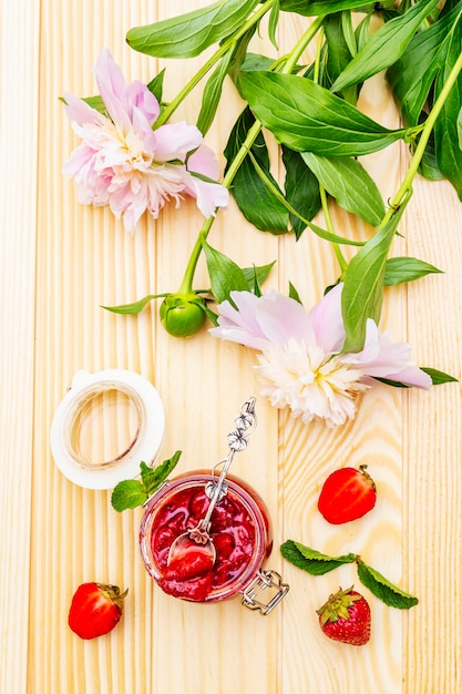 Marmellata di fragole in un barattolo di vetro.