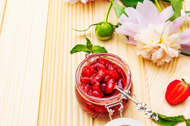 Marmellata di fragole in un barattolo di vetro.