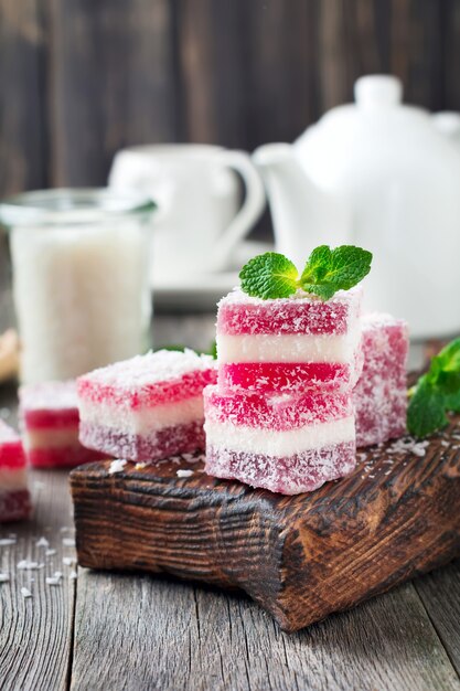 Marmellata di frutta colore con cocco sulla vecchia superficie di legno. Messa a fuoco selettiva.