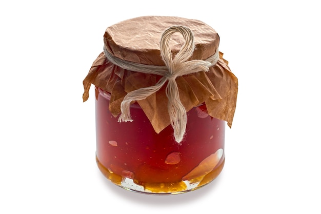 Marmellata di frutta in barattolo di vetro isolato su sfondo bianco.