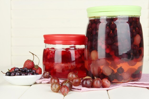 Marmellata di frutti di bosco fatta in casa sul tavolo di legno