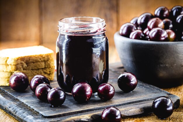 marmellata di jabuticaba, uva esotica proveniente dall'america latina