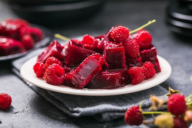 Marmellata di lamponi fatta in casa in un piatto