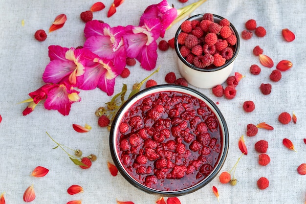 Marmellata di lamponi in una ciotola.