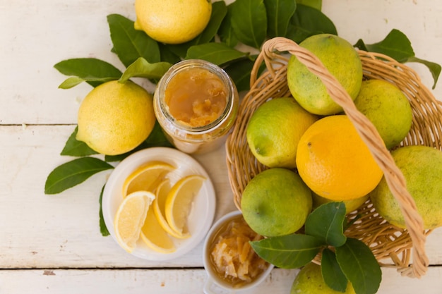 Marmellata di limone dolce dal giardino biologico
