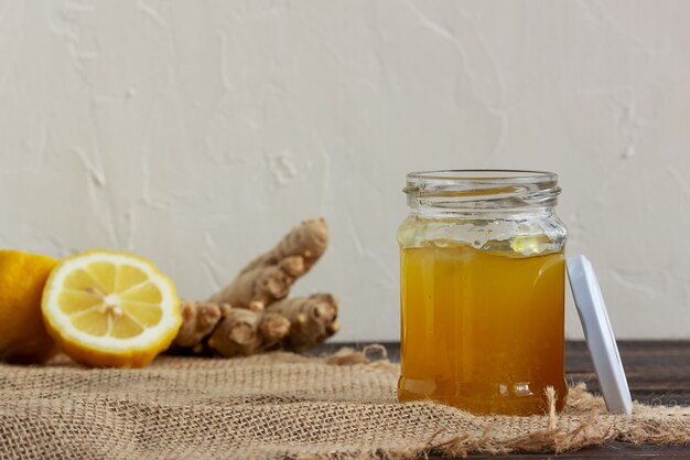 Marmellata di limone e zenzero in un barattolo di vetro su fondo di legno wooden