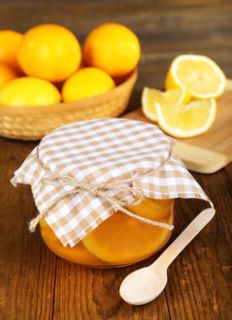 Marmellata di limone saporita sul primo piano della tavola