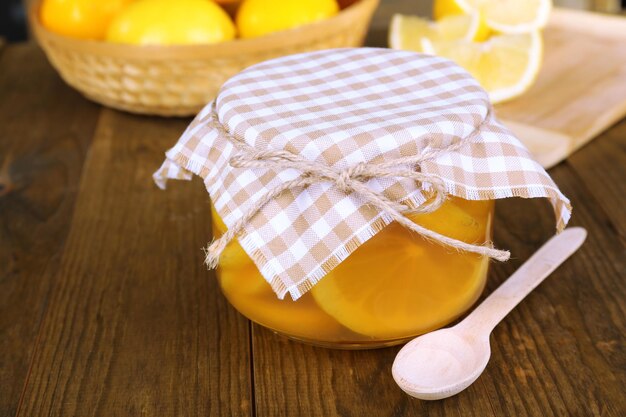 Marmellata di limone saporita sul primo piano della tavola