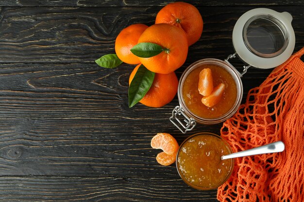 Marmellata di mandarini e ingredienti su fondo di legno rustico