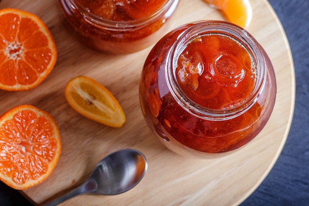 Marmellata di mandarino e kumquat in un barattolo di vetro