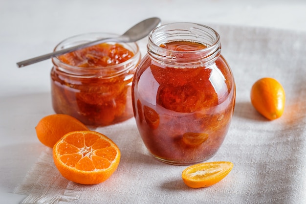 Marmellata di mandarino e kumquat in un barattolo di vetro