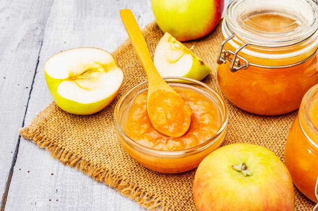 Marmellata di mele, confettura, chutney in un barattolo di vetro