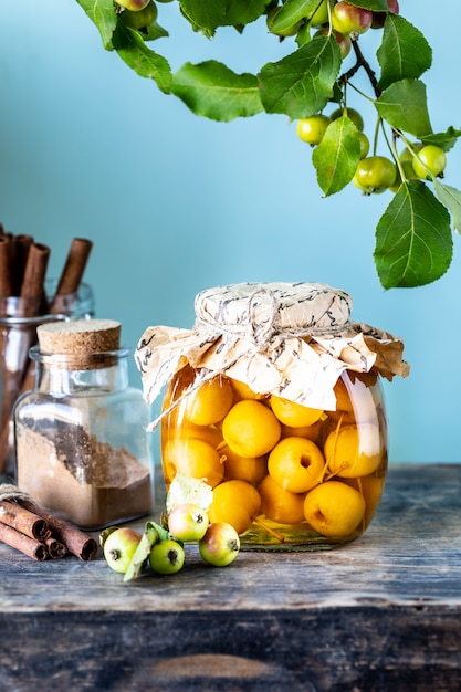 Marmellata di mele del paradiso e mele del paradiso in sciroppo di zucchero su una vecchia superficie di legno