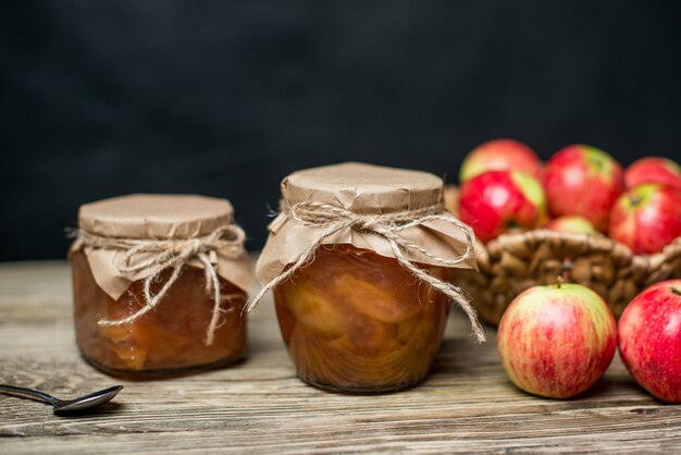 Marmellata di mele dolce in barattoli sul tavolo