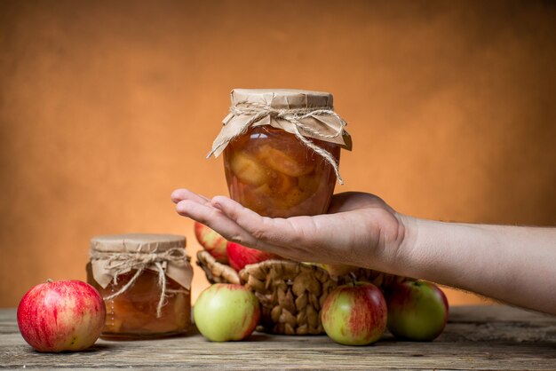 Marmellata di mele dolce in barattoli sul tavolo