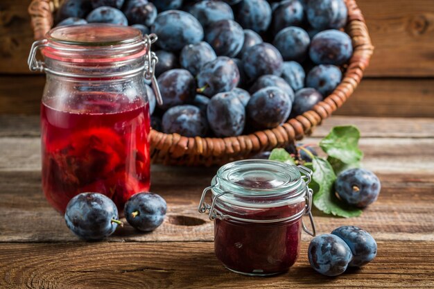 Marmellata di mirtilli in un barattolo sul tavolo di legno