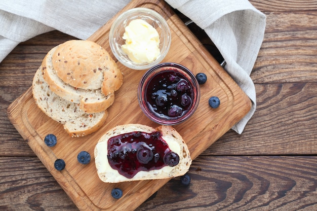 Marmellata di mirtilli su fette di pane