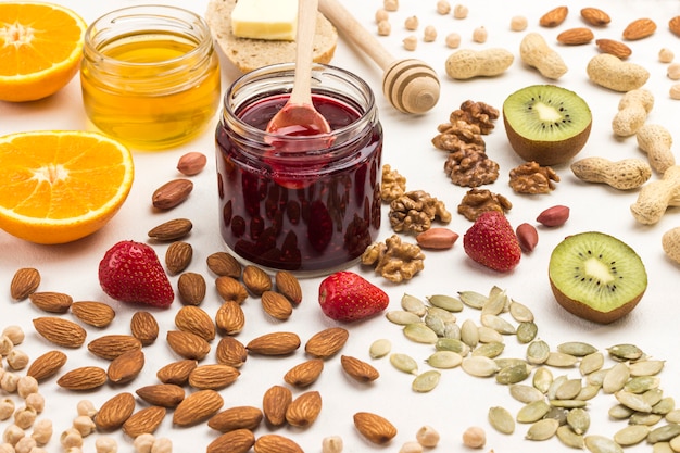 Marmellata di noci miele, fragole kiwi: colazione vegetariana dieta sana.