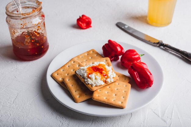 Marmellata di pepe rosso Habanero con formaggio alla crema su cracker