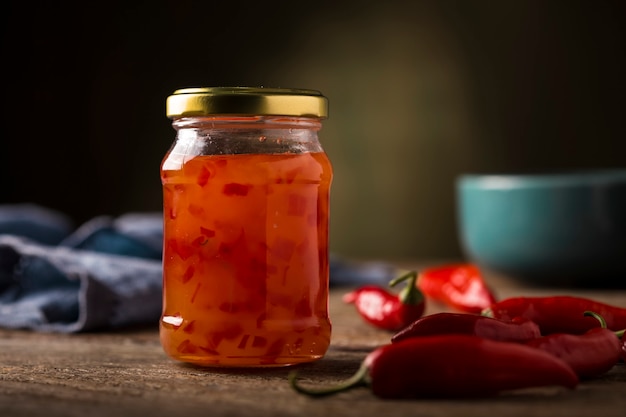 Marmellata di peperoni in barattolo di vetro sul tavolo