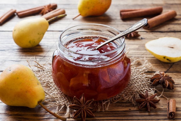 Marmellata di pere fatta in casa in un barattolo e pere fresche