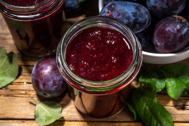 Marmellata di prugne fatta in casa in vasetto