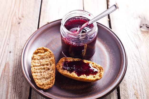 Marmellata di ribes nero in barattolo di vetro