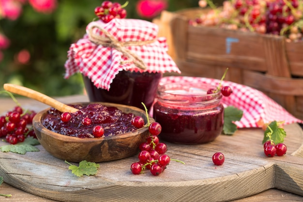 Marmellata di ribes rossa fatta in casa. Confettura di cucina di concetto