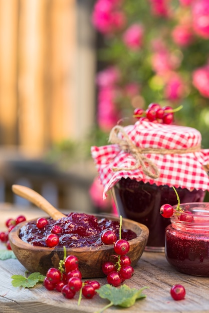 Marmellata di ribes rossa fatta in casa. Confettura di cucina di concetto