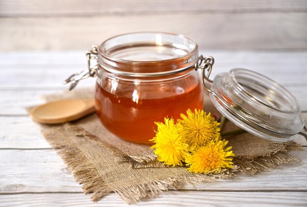 Marmellata di tarassaco in un barattolo di vetro Il concetto di salute Vita senza colesterolo