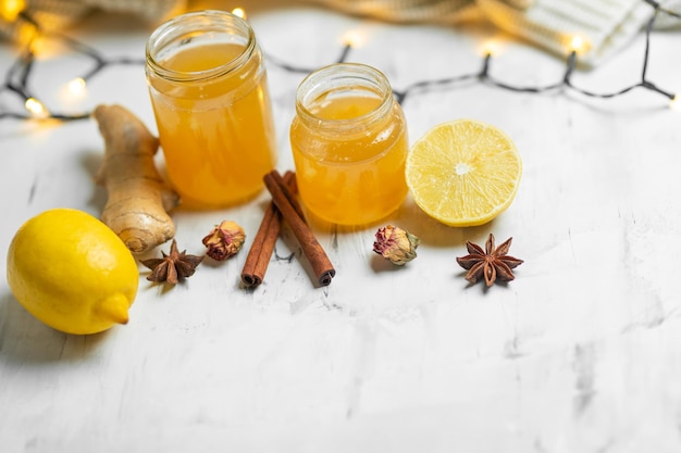 Marmellata di zenzero e limone fatta in casa su sfondo chiaro Primo piano Prodotti naturali per sostenere il sistema immunitario in inverno Fitoterapia Stato di salute alimentare sano con spazio