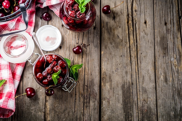 Marmellata estiva di ciliegia e menta fatta in casa