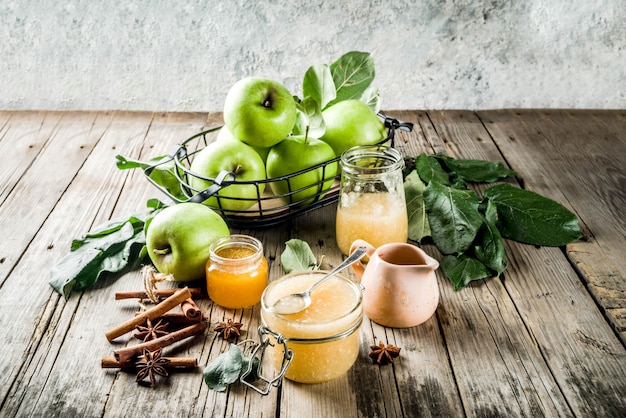 Marmellata o salsa di mele fatta in casa