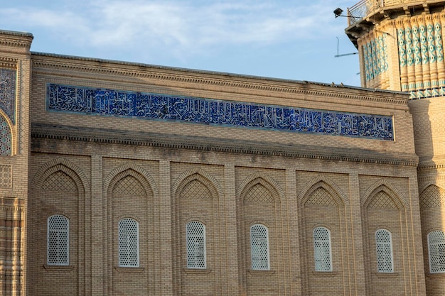 Marmo blu e mattoni marroni nell'edificio