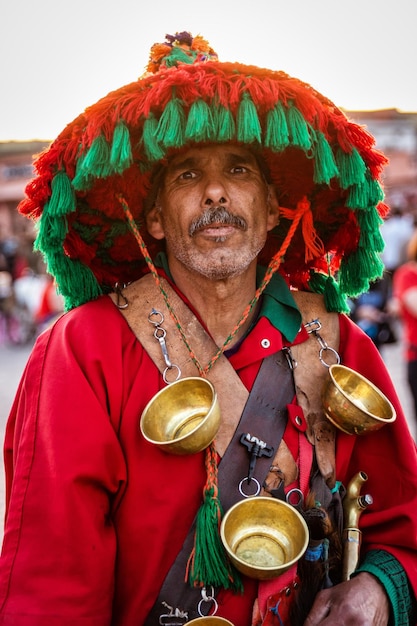 Marocchino in abito tradizionale sulla strada di Marrakech. Marocco