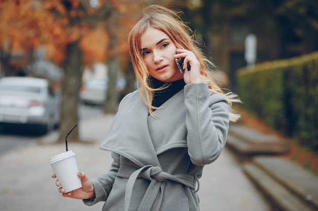 marrone di svago della donna felice autunno