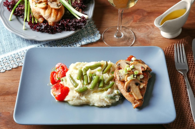 Marsala di pollo gustoso con verdure in tavola