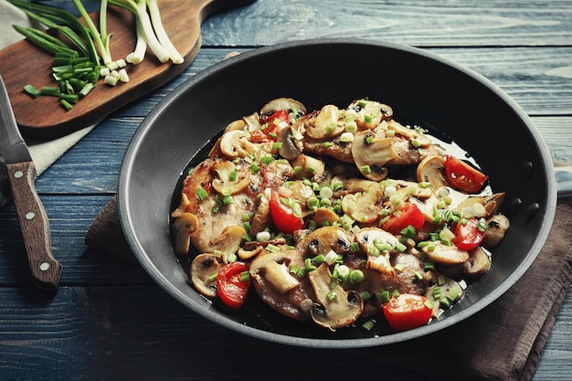 Marsala di pollo gustoso in padella sul tavolo