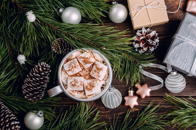 Marshmallow caffè sullo sfondo di Natale