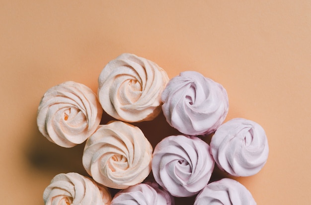 Marshmallow colorati su sfondo pastello. Zephyr o marshmallow dolci fatti in casa.