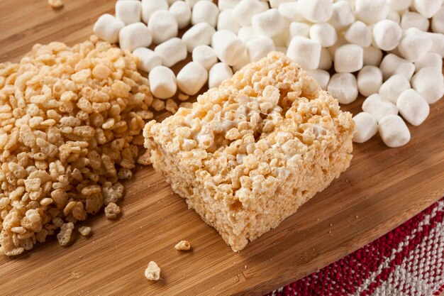 Marshmallow Crispy Rice Treat fatto in casa in forma di barretta