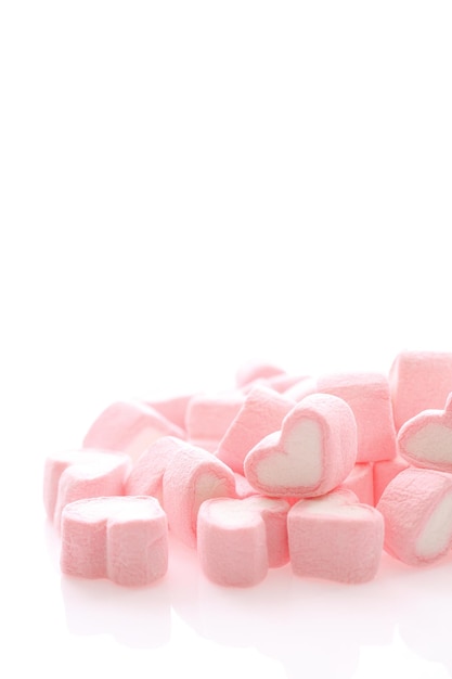 Marshmallow cuore rosa isolato in sfondo bianco