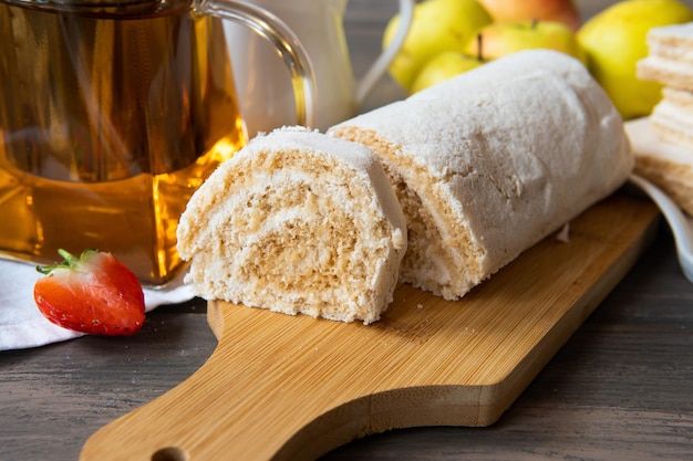 Marshmallow di frutti di bosco su un piatto bianco Dolci deliziosi e sani