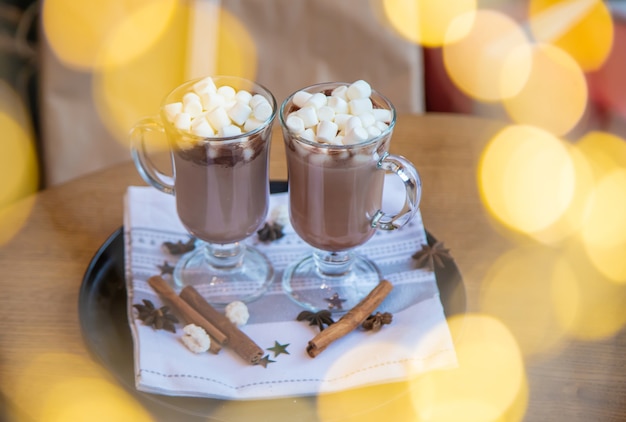 Marshmallow di Natale su uno sfondo festivo. messa a fuoco selettiva. bevande.