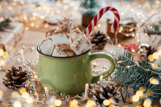 Marshmallow di Natale tazza di cioccolata calda con bastoncino di zucchero