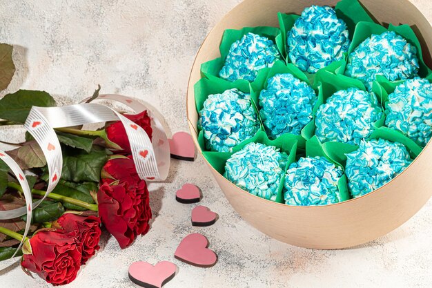 Marshmallow fatti a mano in confezioni di legno su sfondo chiaro con fiori. Il concetto delle feste Festa della donna e San Valentino. copia spazio.