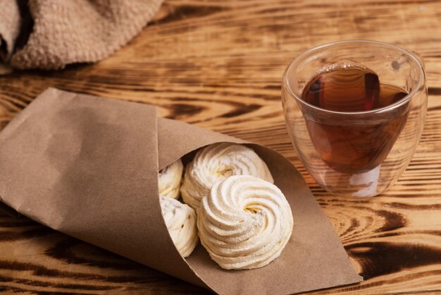 Marshmallow fatto a mano Dolcezza naturale Apple zephir e tazza di tè nella superficie del legno