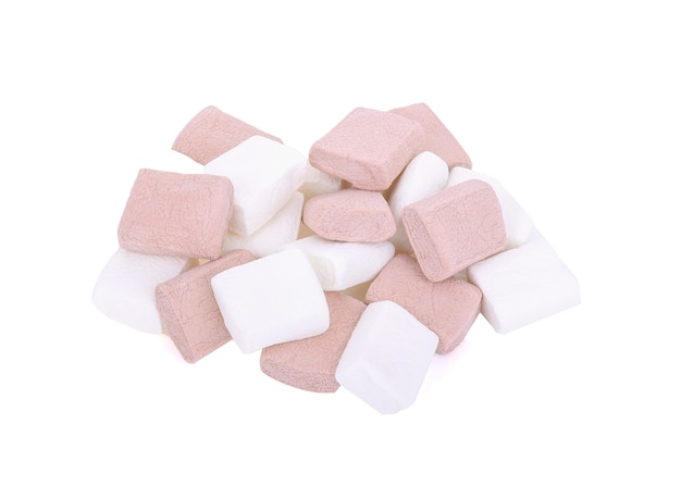 Marshmallow isolati su sfondo bianco