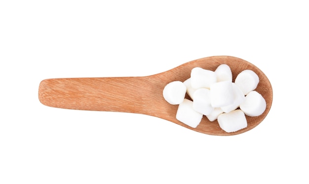 Marshmallow isolato in cucchiaio di legno su sfondo bianco